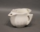 Fin lille hvid 
fransk 
porcelæns kande 
stemplet, 
27.01.28.
H - 8 cm, B - 
16 cm og D - 12 
cm.