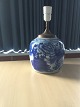 Kinesisk bojan 
med blå 
dekoration.
Omlavet til 
bordlampe med 
messingmontering.

Bojanen er fra 
...