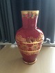 Opal vase med 
rødt overfang.
Dekoreret med 
guldfriser og 
kanter samt 
påsatte smaragd 
grønne ...