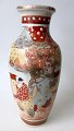 Japansk Satsuma 
vase, 19. årh. 
Fajance. 
Forgyldning og 
Polycrom 
dekoration med 
mand og dreng. 
...