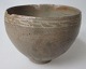 Antik lertøjs 
skål - jordfund 
- Korea. 
Højde.: 6,5 cm. 
Gråglaseret med 
dekoration. 
