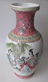 Kinesisk vase, 
porcelæn, 
famille rose, 
20. årh. 
Polykrom 
dekoration med 
kvinder i en 
have. ...