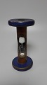 Timeglas 
bemalet træ og 
glas
ca. år 
1910-1920
Højde 15,5cm 
Diameter 7cm.