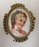 Fransk porcelæns brosche, Limoges, 19. årh. Frankrig. Hånd dekoreret med en ung kvinde. Med ...