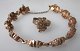 Finsk smykkesæt i bronze, 20. årh. Bestående af armbånd og ring. Længde armbånde: 18 cm. ...