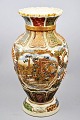 Stor fantastisk 
dekoreret 
fajance Satsuma 
vase, 19. årh. 
Japan. Med 
relief 
dekorationer. 
...