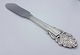 Lagkagekniv i 
tretårnet sølv, 
stemplet 1950. 
Længde ca. 
26,5 cm. 
Varenr. 338888 
(L)