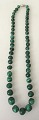 Grøn malakit 
hals kæde, 20. 
årh. Længde.: 
48 cm. 