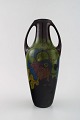 Elrakka, 
Arnhem, Holland 
art nouveau 
keramik vase 
med hanke.
Håndmalet med 
blomster.
Måler : ...