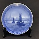 Diameter 18 cm.Platten er tegnet af Christian Benjamin Olsen.Motiv: Fiskerbåde på vej i havn.