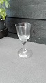 17/1800 tals 
glas på stor 
fod med omlagt 
rand.
Højde 13,5cm. 
Diameter fod 
7,5cm.
