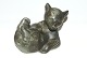Johgus Keramik 
figur liggende 
bjørn 
Bornholmsk 
keramik
Længde  
13cm.ca
Højde  10cm.ca 

pæn ...