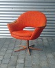 Lænestol i 
orange stof med 
armlæn og fod i 
teaktræ
Drejbarstol, 
retro stol, 
loungestol, ...