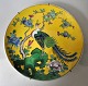 Japansk 
porcelæns fad, 
20. årh. 
Håndbemalet, 
polykrom 
dekoreret med 
fugle og 
blomster. Dia.: 
25 ...