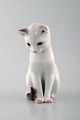 B&G/ Bing & Grøndahl - Siddende hvid kat i porcelæn - nr. 2476.
