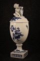 Blå Blomst 
æggevase / 
pokal vase fra 
Royal 
Copenhagen med 
lille dreng på 
låget.
Dekorations 
...