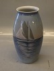 Bing & Grøndahl 
B&G 8554-245 
Vase med 
sejlskib 24 cm 
I fin og hel 
stand. 

