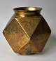 Kinesisk vase, 
bronze, kube 
formet, 20. 
&aring;rh. Med 
talrige 
dekorationer. 
Stemplet. ...