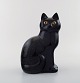 Lisa Larson for Gustavsberg. Stentøjsfigur af sort siddende kat.

