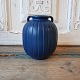 Ipsens enke 
riflet vase med 
blå glasur.
Højde 14 cm.