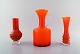 Kande og to 
vaser i orange 
kunstglas. 
1960/70'erne.
I flot stand.
Kanden måler: 
24,5 x 13 ...