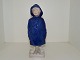 Bing & Grøndahl 
figur, dreng i 
blå regnfrakke.
Af 
fabriksmærket 
ses det, at 
denne er fra 
...