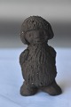 Troldefigur i 
keramik med 
motiv af 
troldpige, som 
står med 
hænderne bag 
ryggen 
Design af ...