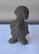 Troldefigur i 
keramik med 
motiv af 
troldpige, som 
spiser is 
Design af 
Vibeke Utke 
Ramsing ...