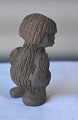 Troldefigur i 
keramik med 
motiv af 
troldpige, som 
kigger sig over 
skulderen 
Design af 
Vibeke ...