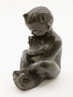 Bronze figur dreng med fisk