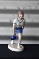 Figur i 
porcelæn med 
motiv af kvinde 
med 
bowlingkugle. 
Nr. 2487
Design af Bing 
& ...
