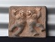 Keramik relief, 
dansende trolde 
med skæg
Design Henning 
Knudsen
Mål H.: 14cm  
B.: ...
