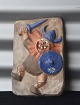 Keramik relief, 
dansende, glad 
viking med blåt 
skjold, blåt 
sværd og blå 
hjelm
Design Henning 
...