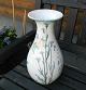 Hvidglaseret 
gulvvase i 
keramik 
dekoreret med 
blomster. 
Produceret hos 
TORBEN keramik. 
Fremstår ...