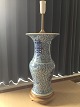 Gammel Kinesisk 
vase omlavet 
til bordlampe.
Dekoreret med 
blåt i form af 
floral og a la 
greque ...