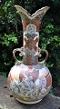 Stor Satsuma 
gulv vase, 19. 
årh. Fajance. 
Med hanke. Med 
talrige 
dekorationer af 
mænd. Højde.: 
...