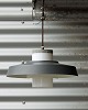 Pendel i 
grålakeret 
metal over 
inderskærm af 
hvidt plast
Design af Lyfa
Pendel, 
loftslampe, ...
