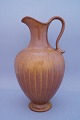 Gunnar Nylund 
fra Rörstrand; 
kande i 
keramik med 
glasur i brune 
nuancer. H. 29 
cm. Stemplet. 
...