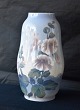 Royal 
Copenhagen 
Vase, nr. 
2549/1148.
Vase dekoreret 
med hvide 
blomster
Design Royal 
...