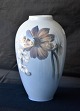 Royal 
Copenhagen vase 
nr. 2660/1099, 
dekoreret med 
brunrøde og 
hvide blomster
Design Royal 
...