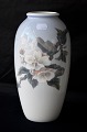 Royal 
Copenhagen 
vase, nr. 
2629/2129, 
dekoreret med 
en æblegren med 
blomster og 
bagpå er der en 
...