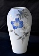Royal 
Copenhagen 
vase, 2679/295, 
dekoreret med 
blomsterranke 
med blå og 
hvide blomster
Design ...