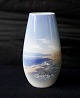 Lyngby 
Porcelæn, Vase 
101-1/79, Vasen 
er 2. 
sortering. 
Dekoration 
vandkant med 
sten og bølger, 
...