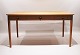 Skrivebord, model PP305, i sæbebehandlet eg af Hans J. Wegner og PP Møbler, 
1960erne.
5000m2 udstilling.