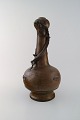 Stor kinesisk 
dragevase i 
patineret 
bronze. Sent 
1800-tallet.
I flot stand.
Stemplet.
Måler: ...