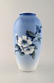 Royal 
Copenhagen vase 
med 
blomstermotiv. 
Dateret 1962.
1. sortering.
I flot stand.
Stemplet. ...