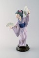 Lladro, 
Spanien. Stor 
figur i 
glaseret 
porcelæn. 
Geisha med 
vifter. 
1900-tallet.
Måler: 29,5 x 
...
