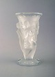 René Lalique 
"Bacchantes" 
vase i klart 
kunstglas 
dekoreret med 
dansende 
nymfer. 
1930'erne.
I ...