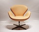 Svanestolen, 
model 3320, er 
et fremtrædende 
eksempel på 
Arne Jacobsens 
ikoniske 
møbeldesign. 
...