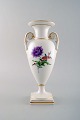 Meissen empire vase med håndmalet blomstermotiv. Ca. 1920.
